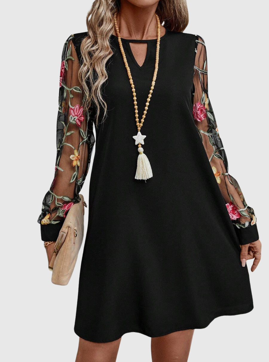 Edyta | Elegantná Šaty s Hlbokým Výstrihom a Efektnými Rukávmi